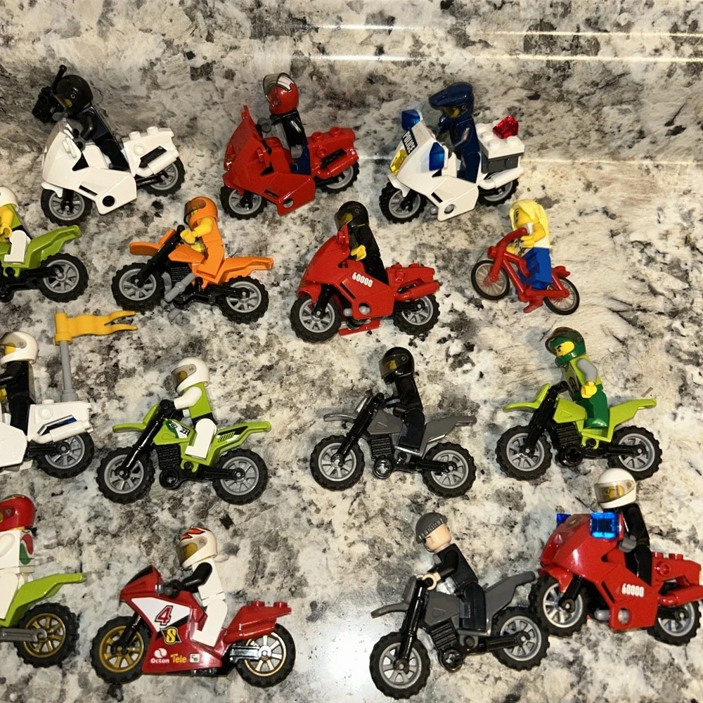 Lego‎ City Motorcycle & Bike Lot Of 40 With Riders Police, Racers, Huge Lot